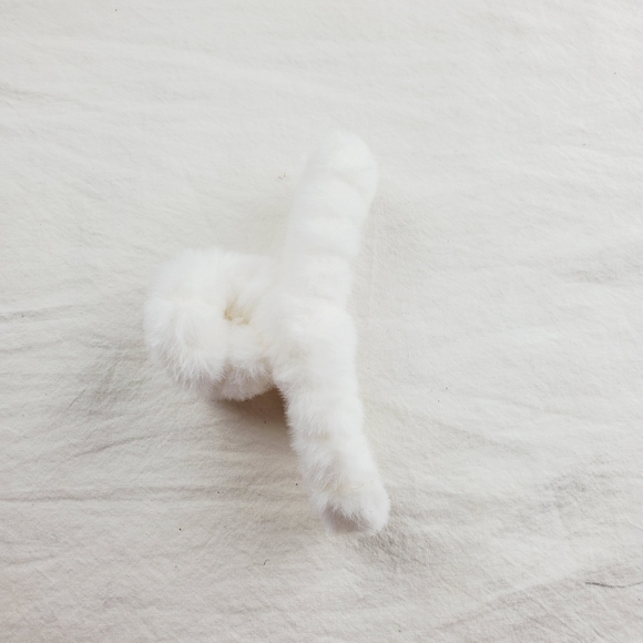 Plush hair claw clip hair accessories - Picture 4 of 7
